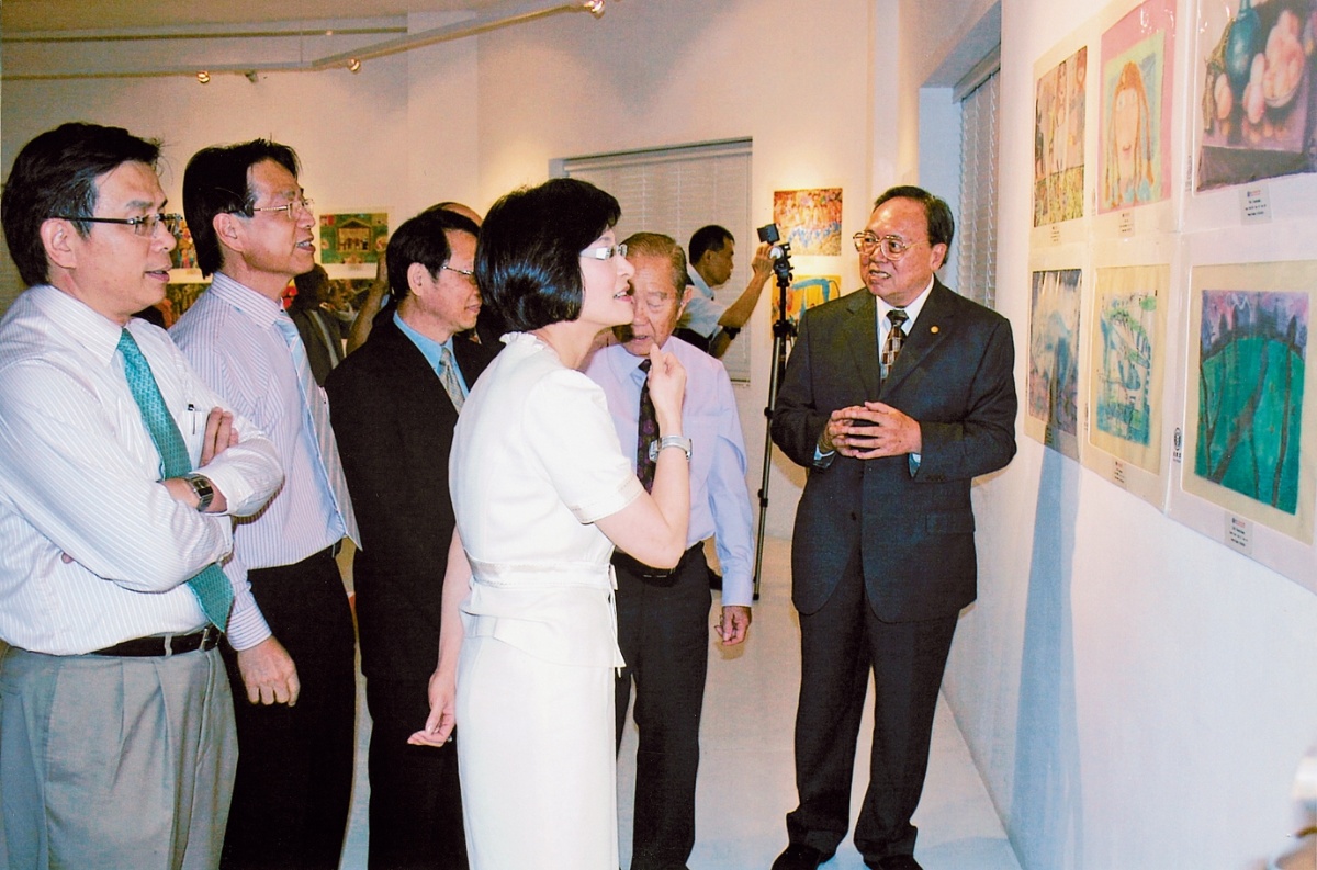 02吳隆榮-2010年我國在新加坡舉行巡迴展.史亞平大使參觀作品